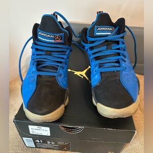 Jordan Jumpman team II prem BG youth Basketball Shoes in Black and Royal Blue